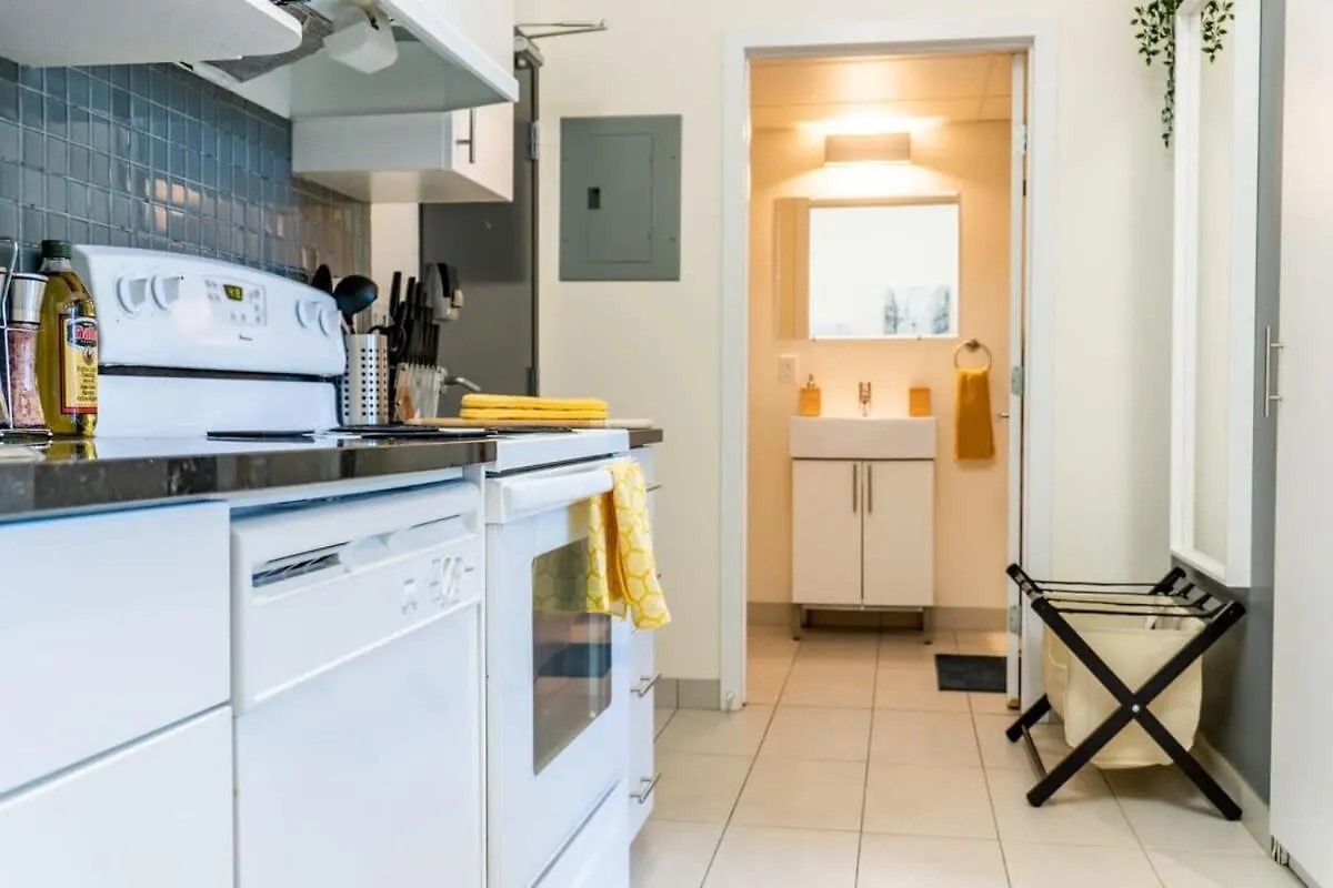 New Listing Cozy Downtown Loft Rooftop Patio Bbq Gym Coffee Winnipeg Holiday home