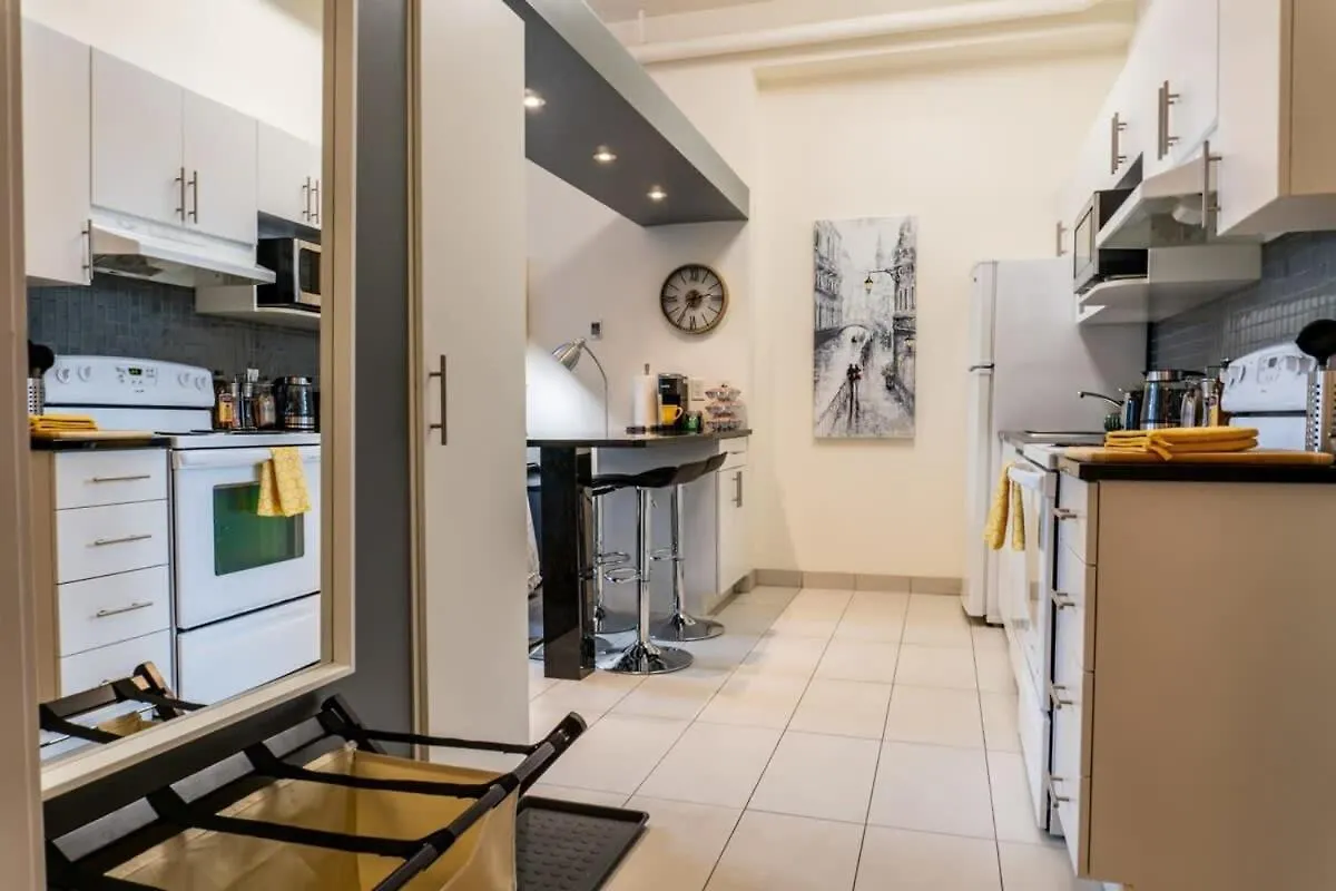 New Listing Cozy Downtown Loft Rooftop Patio Bbq Gym Coffee Winnipeg Holiday home